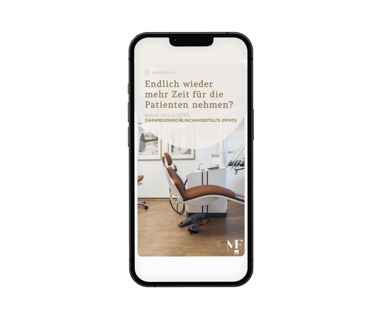 Ein Smartphone zeigt eine Anzeige mit einem Zahnarztstuhl in einer modernen Klinik und einem deutschen Text, der für mehr Zeit für Patienten wirbt. Das MF-Logo erscheint unten rechts.