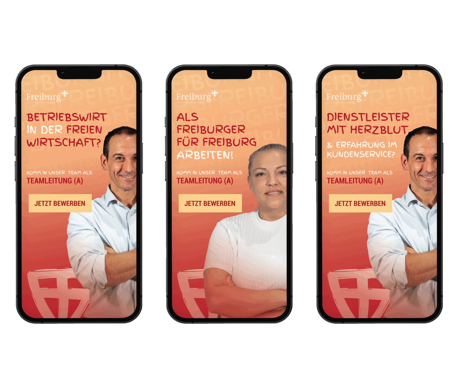 Drei Smartphones zeigen deutschsprachige Stellenanzeigen für Teamleitung (A) in Freiburg. Jeder Bildschirm zeigt eine lächelnde Person und einen orangefarbenen Hintergrund mit fettgedrucktem Text, der dazu einlädt, sich für die Stelle zu bewerben.